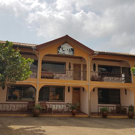 De Mod Hotel Ngleshi Amanfro Exterior foto